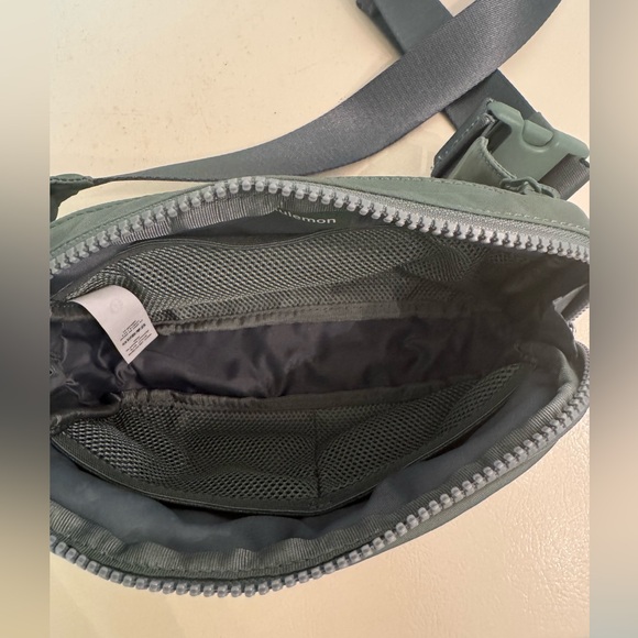 Lululemon Everywhere Belt Bag Large 2L-Grey Eucalyptus - Picture 3 of 4